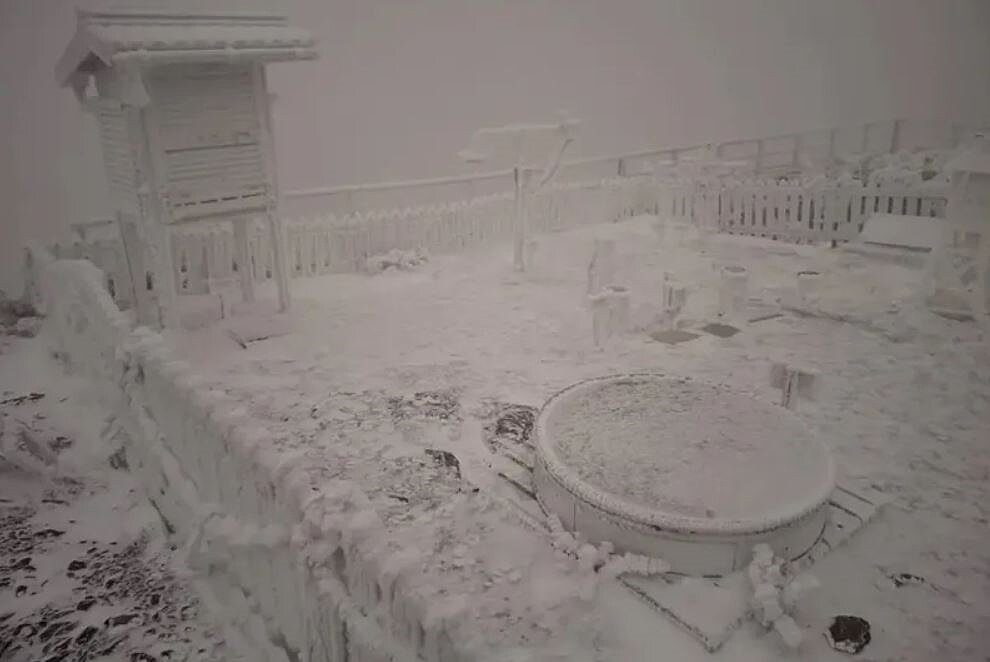 位於玉山北峰的玉山氣象站10日晚再度降雪。圖/中央氣象署提供