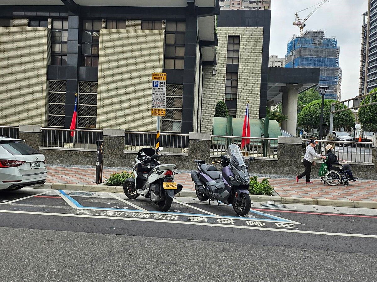 新北路邊重機停車格獲好評! 交通局:擴大試辦區域 板橋區文化路大型重機專用停車格。圖/交通局提供