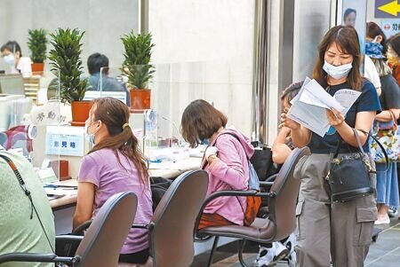 勞保基金連年撥補,外界預估破產大限會較上一次精算報告預估的2028年延後數年。(本報資料照片)