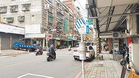 新北境內約有350條公車路線,是不少民眾通勤的首選,然而新北市議員黃淑君就發現,其中99條為虧損補貼路線,市府還需要編列近2億元的預算補貼業者。(賀培晏攝)