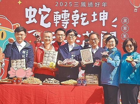 「高雄過好年」系列活動結合27大商圈於11日率先在三鳳中街開跑,高雄市長陳其邁(左三)到場助陣,並發出蛇年小紅包拜早年。(任義宇攝)