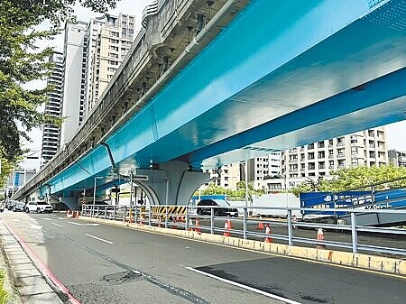 
新竹市慈雲路橋下迴轉道因指示不清楚，人車衝突頻傳。（王惠慧攝）
