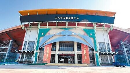 新營體育場是台南溪北地區重要的綜合型體育場館,場內正在整修的健身房,最近傳出將委外收費管理,引起不少人憤怒。(張毓翎攝)