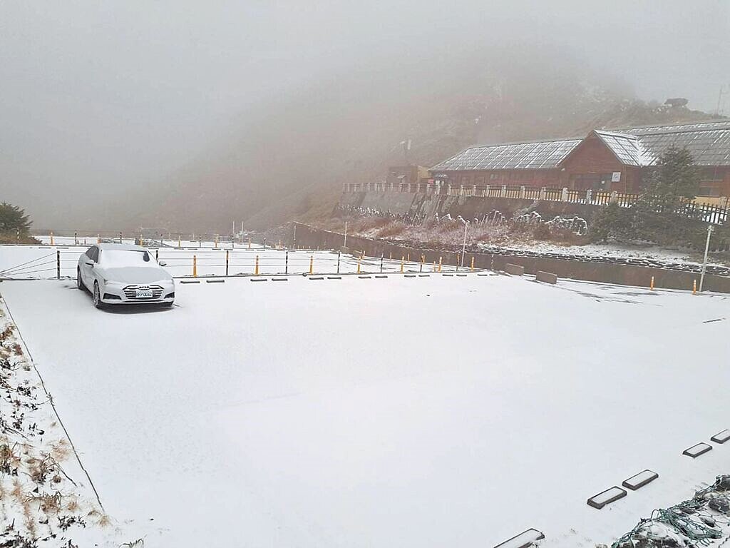 10日晚間9點多和11日清晨陸續兩波降雪,合歡山松雪樓外積雪約0.8至3公分。(林保署南投分署提供/潘虹恩南投傳真)