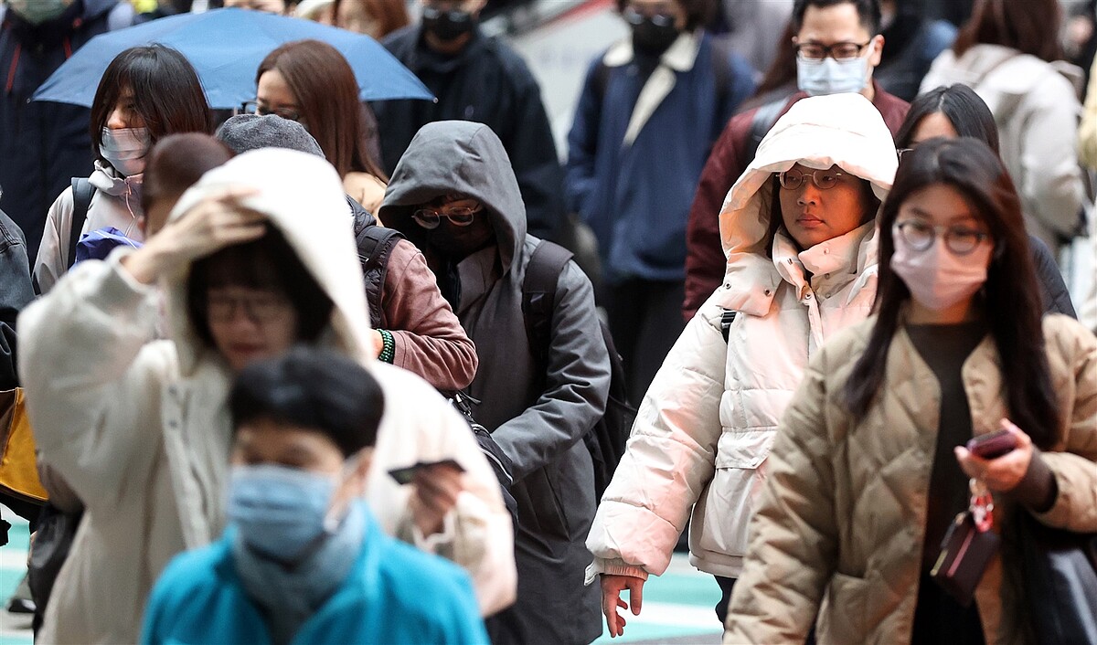 強烈大陸冷氣團加上輻射冷卻影響，氣象署針對18縣市發布低溫特報，到晚上恐10度以下。本報資料照片 