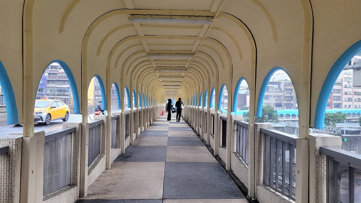 基隆市中山陸橋有「舒淇橋」之稱,近日整修將完工,更加明亮及乾淨,已吸引很多影迷來拍照。記者游明煌/攝影