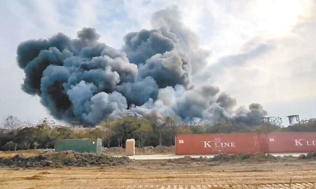 台南柳營科技工業區一家將廢紡織塑料轉化生質燃料的再利用工廠,11日下午2點多發生火警,現場黑煙不斷竄出。圖/讀者提供