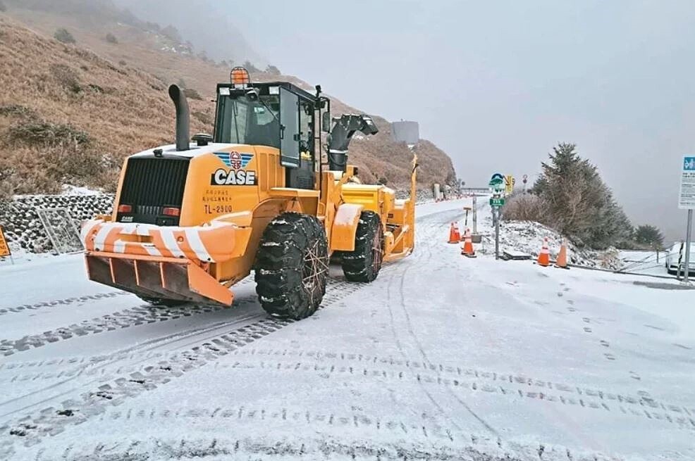 低溫加上水氣充足，合歡山接連兩天下雪，積雪達三公分，鏟雪車出動清除路面積雪。圖／公路局提供
