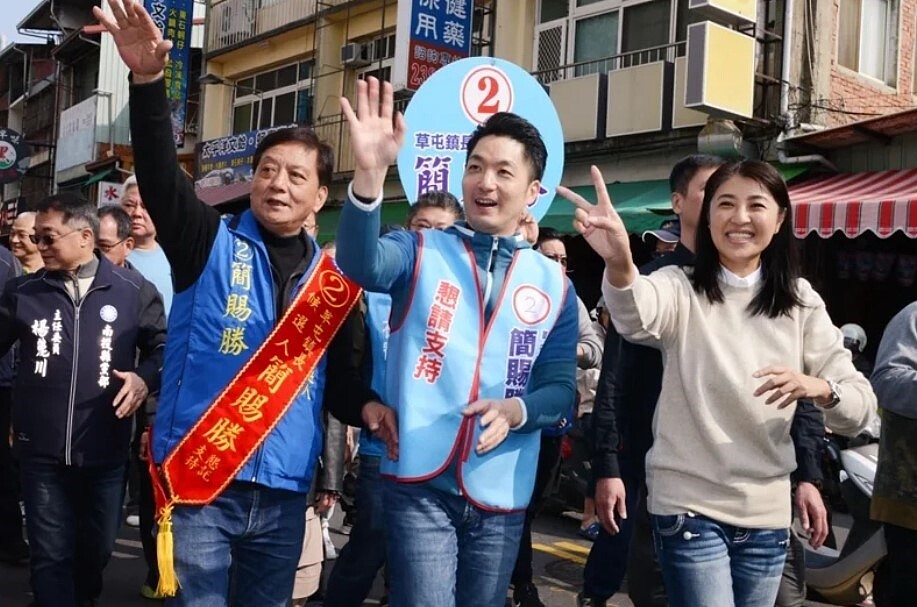 南投縣長許淑華（右起）、台北市長蔣萬安11日陪同簡賜勝掃街拜票，吸引民眾爭搶握手、合照。圖／民眾提供
