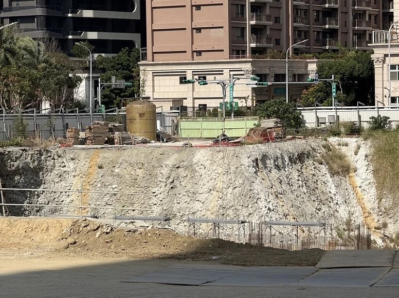 為預防工地開挖造成周邊建物鄰損，桃園市近期針對全市107個正在開挖地下層的工地進行巡檢。圖／桃園市建管處提供
