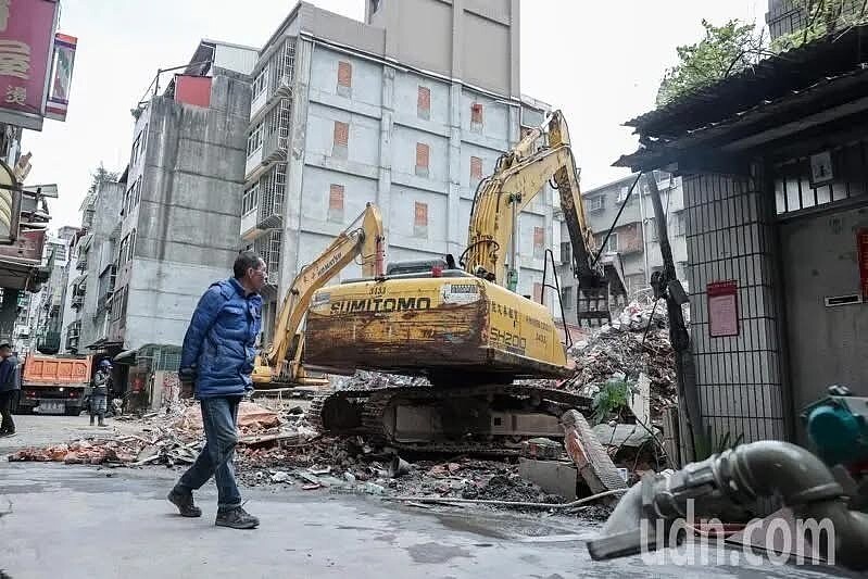 新北三重六張街工地鄰損案，現場拆除、清理已告一段落，目前為止仍有12戶34人住在旅館，安置費用由建商埋單。本報資料照片 