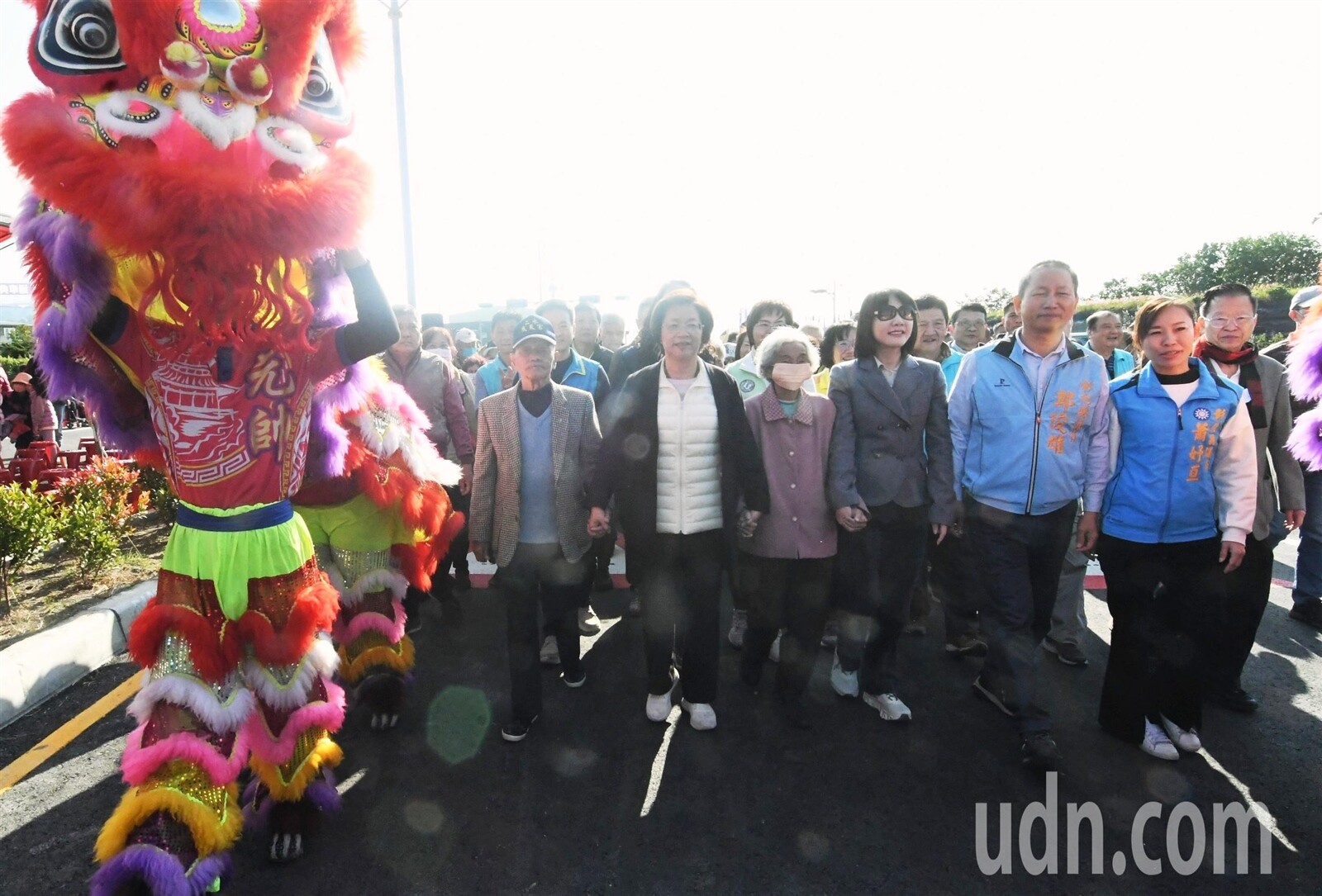 彰化縣東彰道路南延段新闢、溪州榮光路至二水民生路段拓寬工程，趕在過年前今通車，縣長王惠美等人帶領步上平坦大道。記者簡慧珍／攝影 