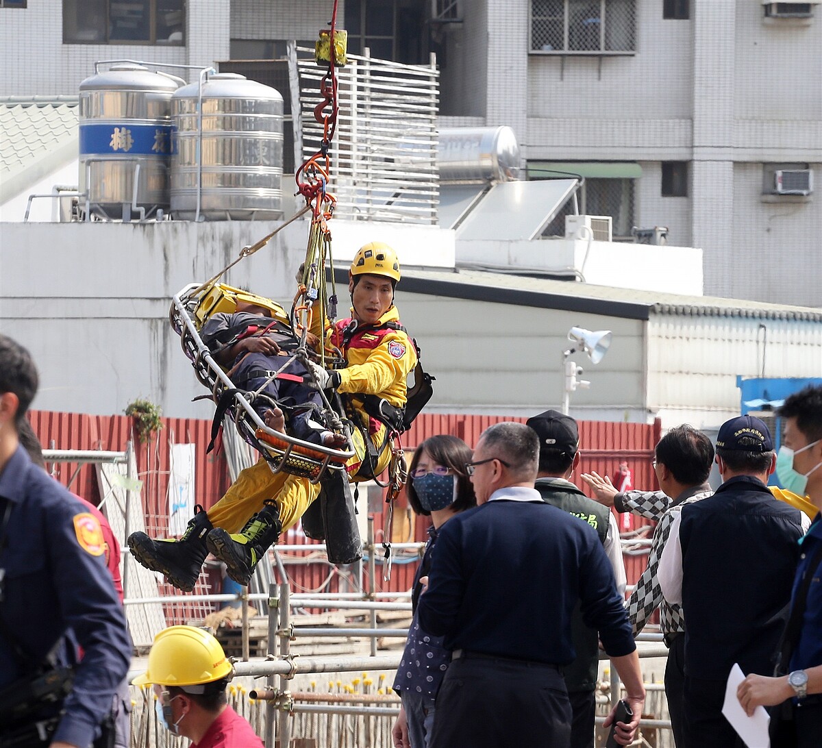 高雄美術館特區一處建案發生工安意外，當時現場出動吊掛搶救，最終釀成2死3傷。本報資料照片 