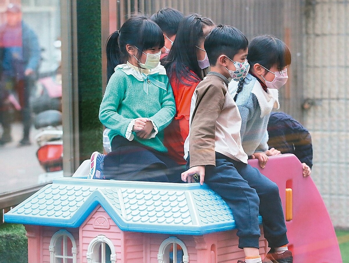 中山醫學大學附設醫院兒童急診科主任謝宗學說於臉書表示,進入校園或人口密集處佩戴口罩,主要是為了預防流感,流感才是「未來一段時間內,真正危害健康的大魔王」。示意圖非新聞當事人,本報資料照片