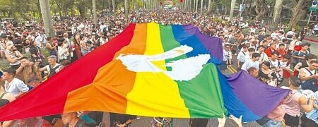 
衛福部訂定「LGBT+民眾醫療照護參考指引」，建置友善就醫環境；圖為台灣同志遊行隊伍拉起巨大的彩虹旗。（本報資料照片）
