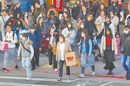 
臭氧具強氧化力，對人體黏膜有刺激作用。近期隨著一波波強烈大陸冷氣團來襲，氣溫不斷下探，加上流感疫情持續升溫，不少民眾外出紛紛戴上口罩，增加自身防護力。（劉宗龍攝）
