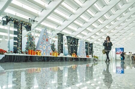 114年度觀光發展基金「全球國際行銷推廣」編列12.4億元爭取主要客源市場,較去年增加2億元。圖為桃園機場。(本報資料照片)