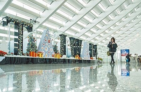 114年度觀光發展基金「全球國際行銷推廣」編列12.4億元爭取主要客源市場,較去年增加2億元。圖為桃園機場。(本報資料照片)