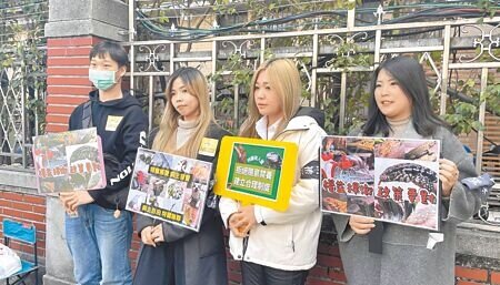 超過300位民眾12日在立法院旁青島東路集合,抗議農業部將955個物種列入禁養名單。(蔡佩珈攝)