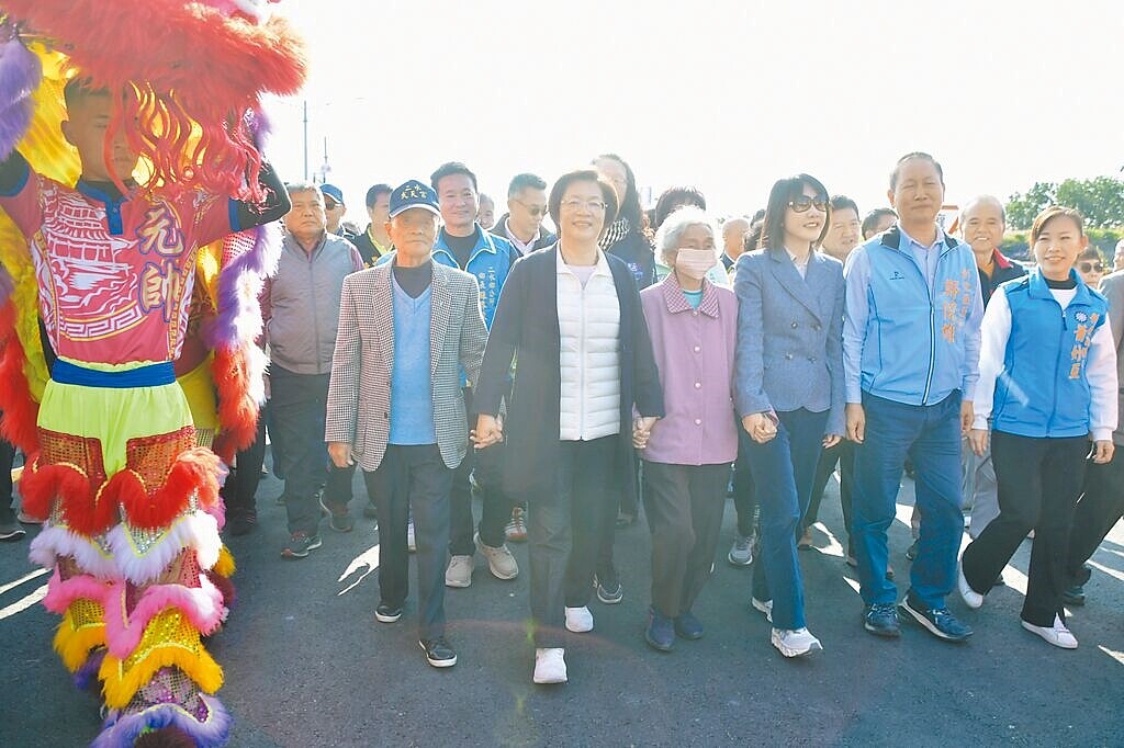 斥資約12億元的東彰道路南延段工程12日全線通車,彰化縣長王惠美(前排右五)出席通車典禮表示,未來不論南往雲林、北往台中、南投,或連接台74、台76快速道路都能暢通無阻。圖/彰化縣政府提供