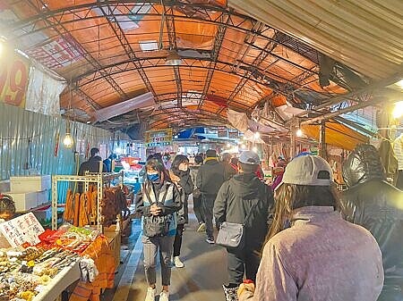 桃園市政府原決議農曆年後拆除忠貞市場棚架,遭攤販抗議,經發局租用市六用地將當簡易市場,預計2月中旬移置攤販後,依原計畫拆除市場棚架並執行道路拓寬作業。(呂筱蟬攝)