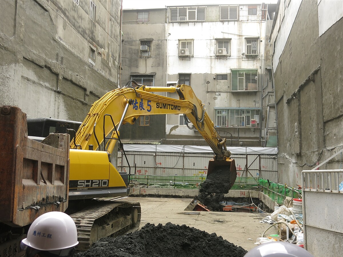 新北三重六張街建案鄰損案面積僅90坪，這類小基地都更引發討論。圖為鄰損還未致樓倒前情況。圖／本報資料照片 