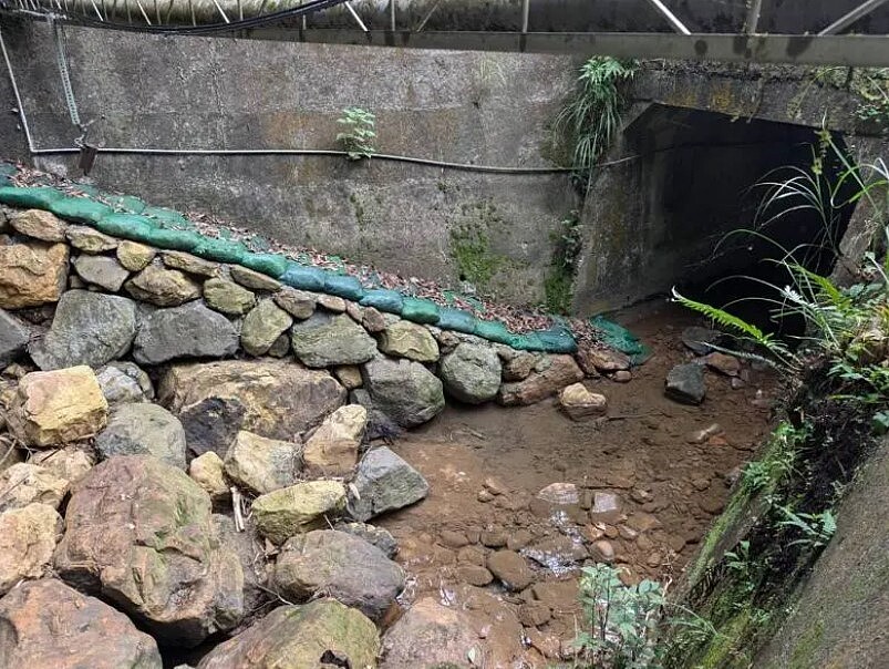 生態廊道設置砌石斜坡道及土袋,供動物行走。圖/新北農業局提供