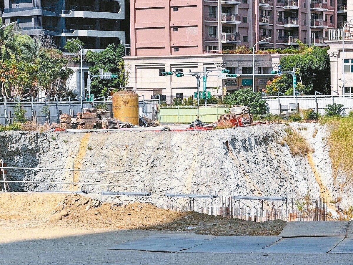 為預防工地開挖造成周邊建物鄰損，桃園市近期針對全市107個正在開挖地下層工地進行巡檢。圖／桃園市建管處提供