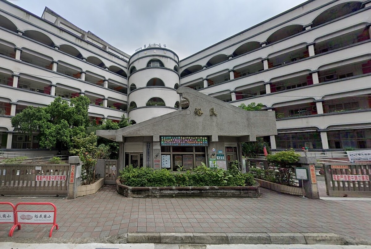 新北新莊區裕民國小上周期末考結束,有家長發現四年級國語科考題,有8成考題與去年一致,且部分學生已在安親班寫過,導致4年級12班共300多人13日重考。圖/翻攝自Google Maps