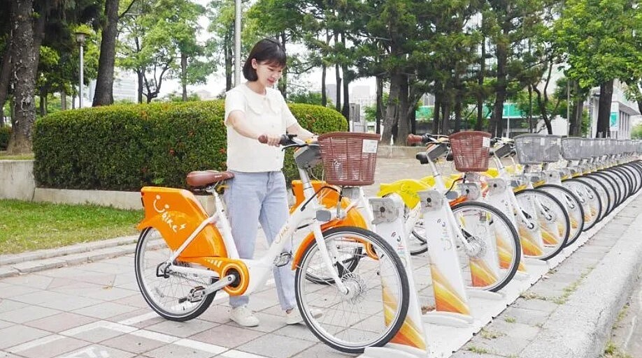 新北市YouBike公共自行車10年來累計服務近2.9億人次，現已建置1384個租賃站點，共投入2萬1379輛YouBike2.0及1380輛2.0E電動輔助自行車，交通局今年目標建置1500站YouBike租賃站點，將持續投放2.0E電輔車至2100輛。圖／新北市交通局提供
