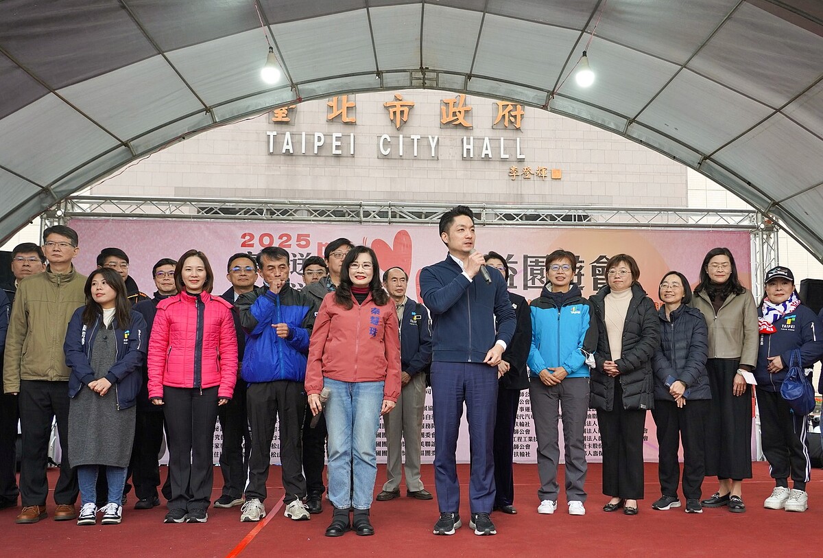 台北市市長蔣萬安也到現場支持「2025寒冬送暖送愛心活動」,暖心相伴弱勢族群。圖/永慶房產集團提供