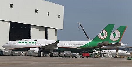 長榮航(2618)2024年12月營收改寫歷史新高,股價展現相對抗跌表現。圖∕本報資料照片