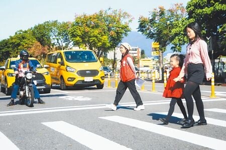 
靖娟基金會13日舉辦記者會表示，從113年兒童事故新聞分析報告中發現，兒少交通事故死傷數仍居高不下。圖為家長牽著小朋友過馬路。（鄧博仁攝）
