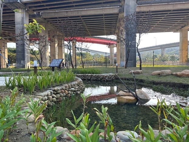 平鎮運動公園遊戲場水域自然探索區。圖：工務局提供