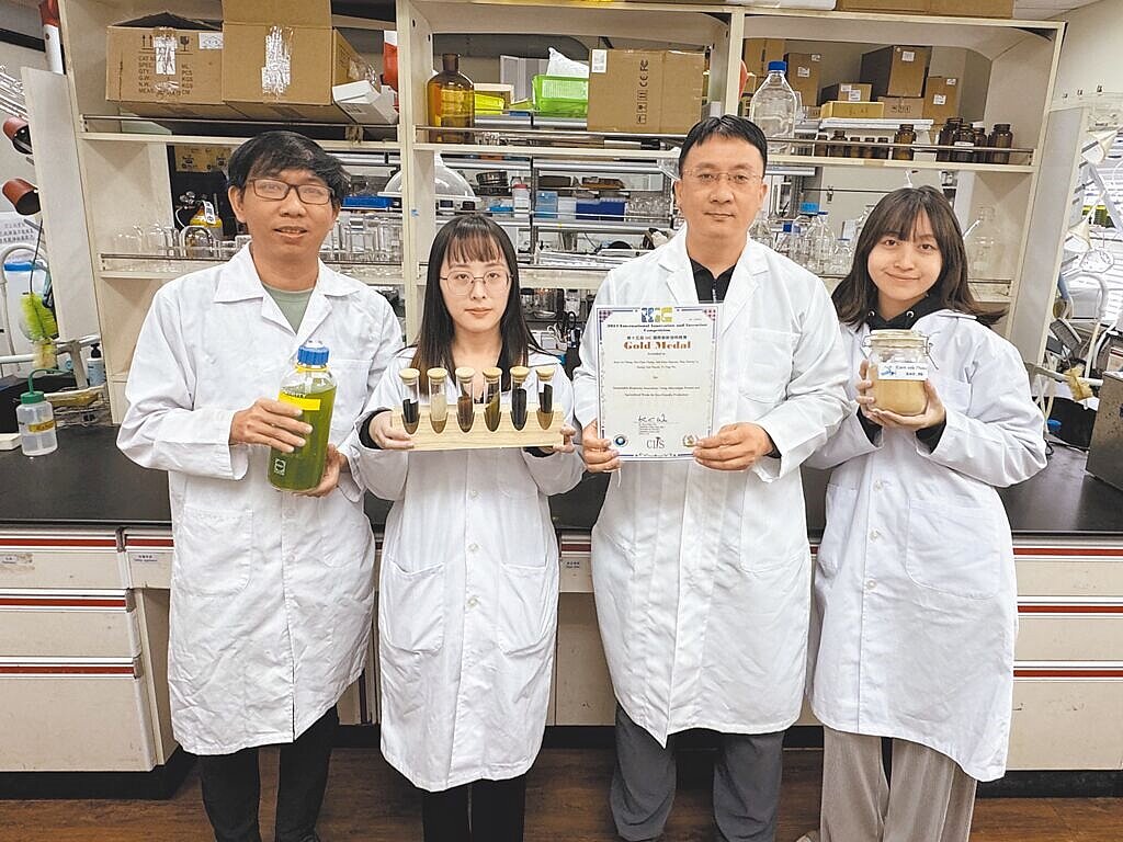 中山大學環境工程研究所教授張耿崚(右二)研究團隊合影。左起環工所越南籍博士生黃光譚、碩士生吳羿葶、教授張耿崚、碩士生張惠君。(中山大學提供)