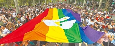 
「LGBT+民眾醫療照護參考指引」引起爭議。圖為第22屆台灣同志遊行。（本報資料照片）
