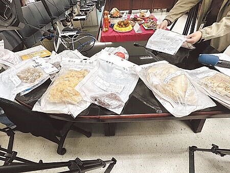 台北市衛生局抽驗年節食品,有5家店販售的5件產品去年抽檢不合格,今年抽驗又不符規定,將加重處分。(謝佳君攝)