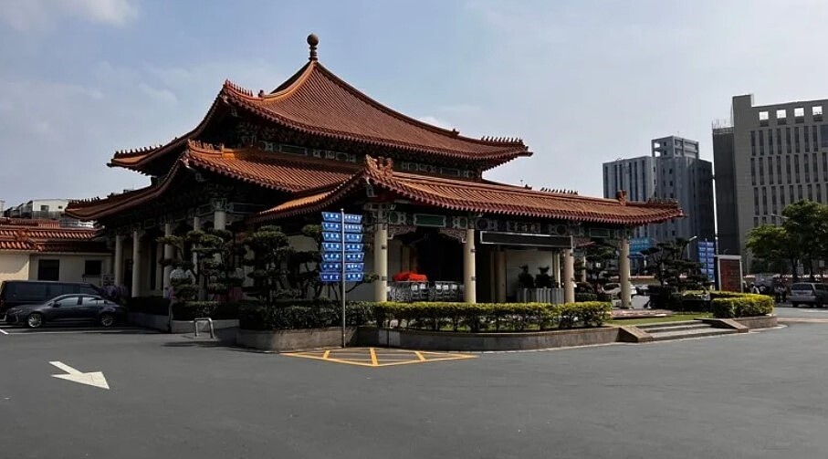 板橋殯儀館設備較舊,禮廳、冷藏櫃量能常爆出不足。圖/聯合報資料照片