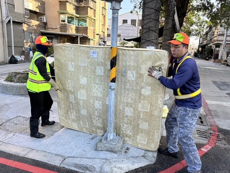 高雄市一年廢棄床墊回收量約10萬床，需要耗費不少清潔人力。圖／高市環保局提供
