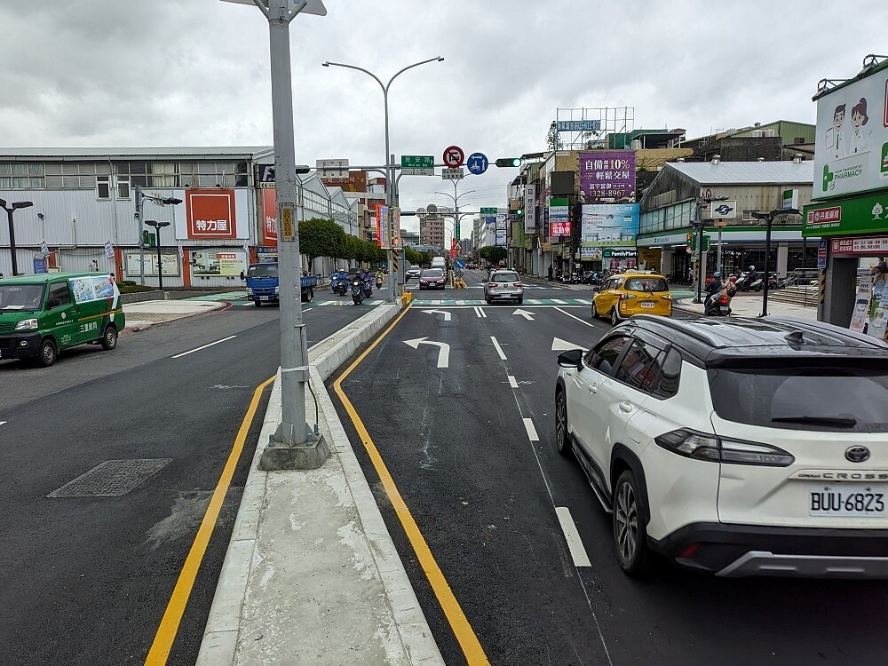 新莊區中正路與民安路口標線及分隔島改造，增設偏心左轉附加車道。圖／新北市政府提供

