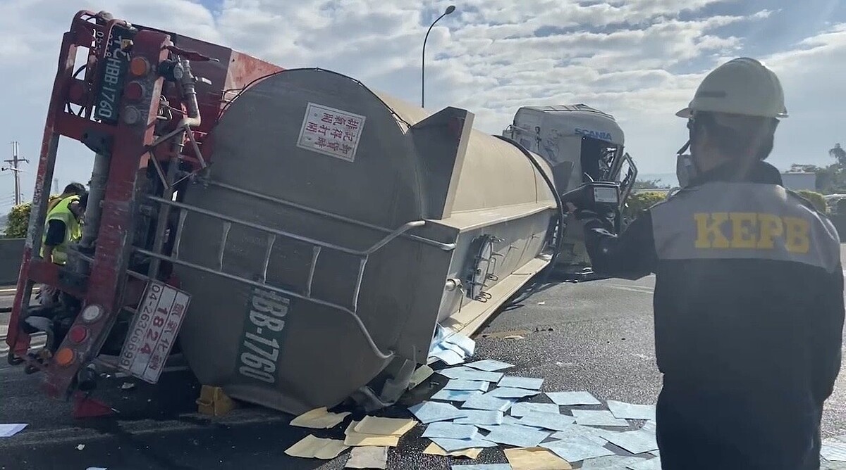 國道1號南下高雄路竹339.1公里處發生化學槽車翻覆,造成鹼液外洩,高市環保局已派稽查員、空汙小組抵達現場進行環境監測。圖/記者郭韋綺翻攝
