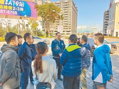 
蘆竹警分局為紓解年節期間交通壅塞情形，14日上午辦理會勘並進行交通宣導，規畫替代道路。（姜霏攝）
