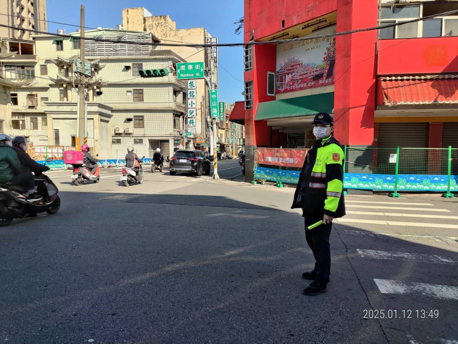 桃園分局加派警力協助桃園年貨大街周邊交通疏導管制。圖：警方提供