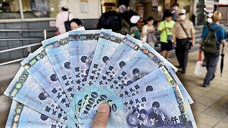 據估計,短線新台幣會在32.9~33.2元區間內游移,長線美元可能續強,上半年33元整數攻防將成新常態。圖∕本報資料照片