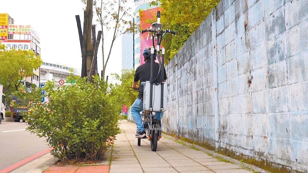 智慧道路全景檢測車搭載全景相機等設備蒐集影像，將成果資料彙整於「人行道養護圖資維護系統」。（新北市工務局提供／高鈞麟新北傳真）
