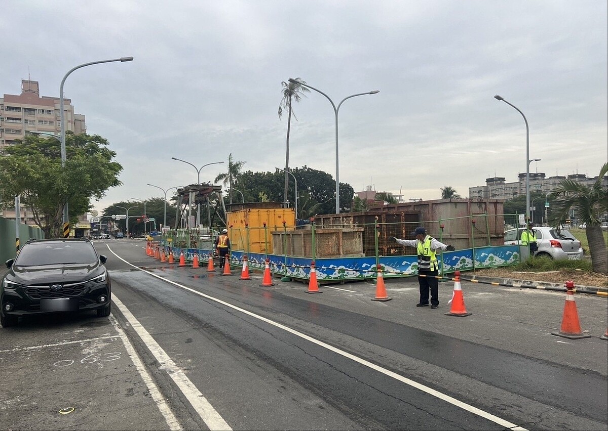 台南市政府與國土署推動仁德汙水下水道系統工程，近期在東區生產路挖工作井。圖／南市水利局提供