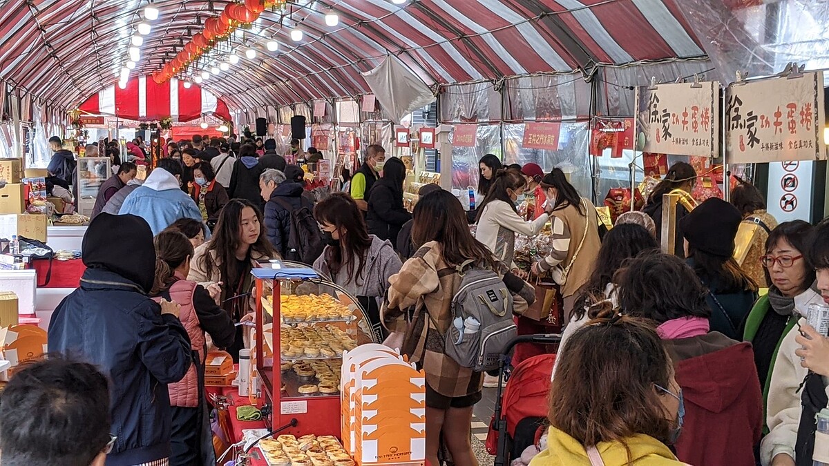 板農活力超市自1月17至24日於一樓廣場舉辦年貨大街展售活動。資料照／新北市府提供