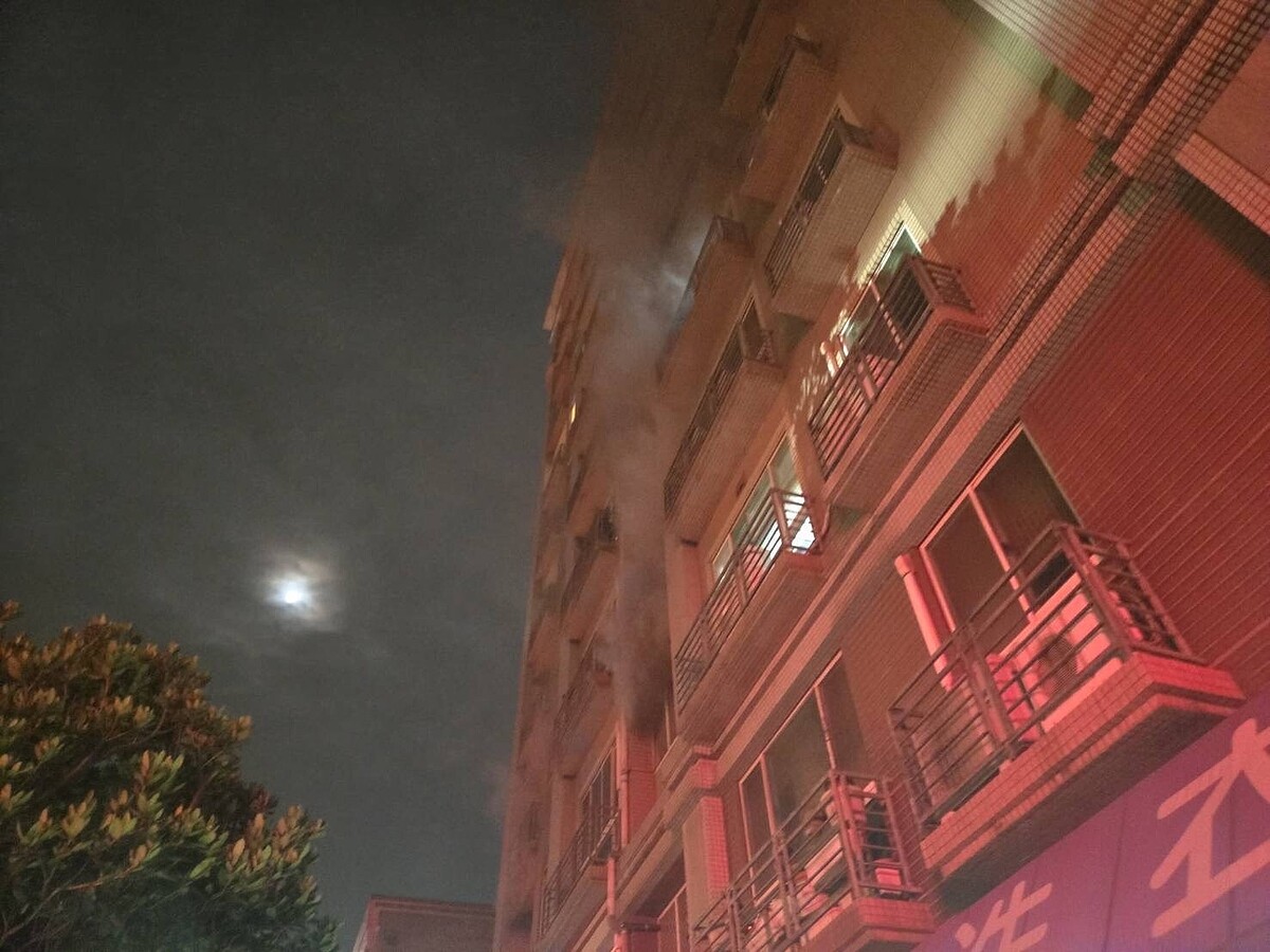 平鎮區振平街一處大樓社區3樓晚間起火,造成男女3人送醫。圖/桃園市消防局提供