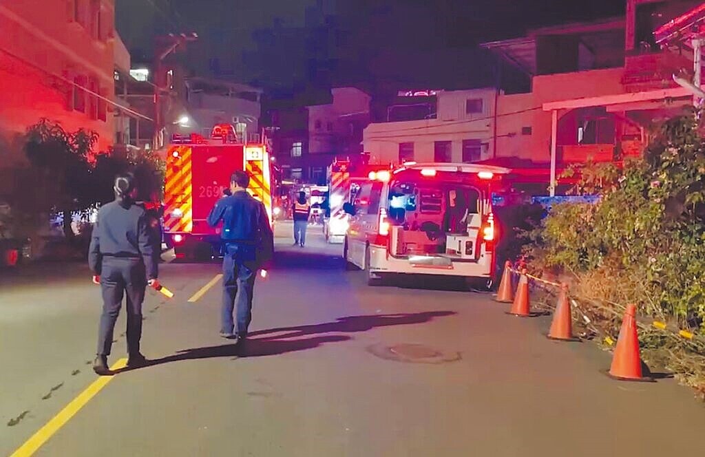 高雄市仁武區一處民宅於14日凌晨發生火警,年僅3歲的幼童受困二樓,雖經消防人員全力救出並送醫搶救,仍宣告不治。(警方提供/林雅惠高雄傳真)