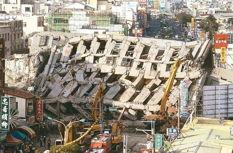 2016年2月6日除夕夜高雄美濃發生規模6.6地震，但最大震度不在高雄，反而是台南新化震度高達7級，造成台南維冠金龍大樓倒塌。聯合報系資料照